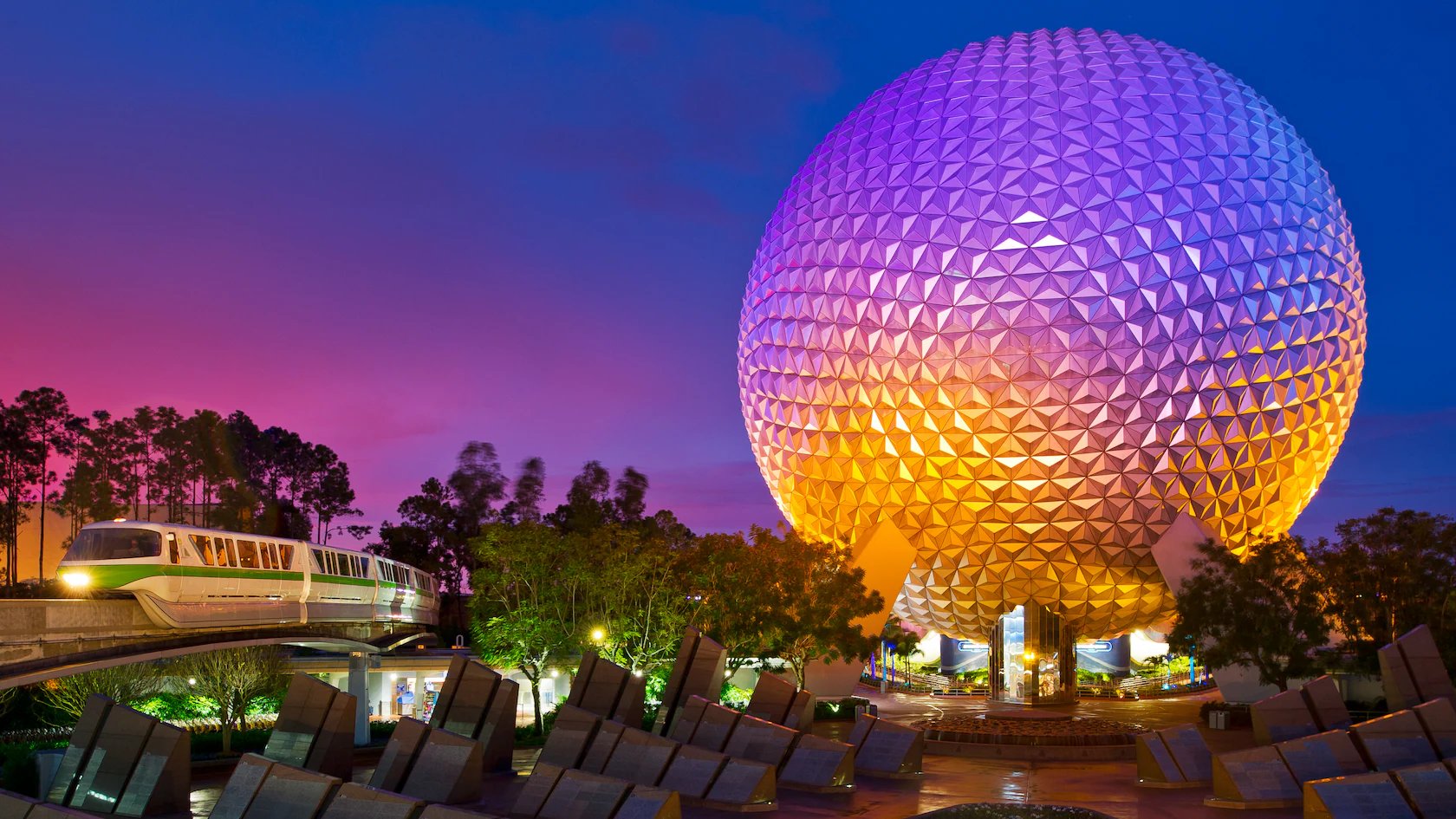 스페이스쉽 어스 (Spaceship Earth) 앞