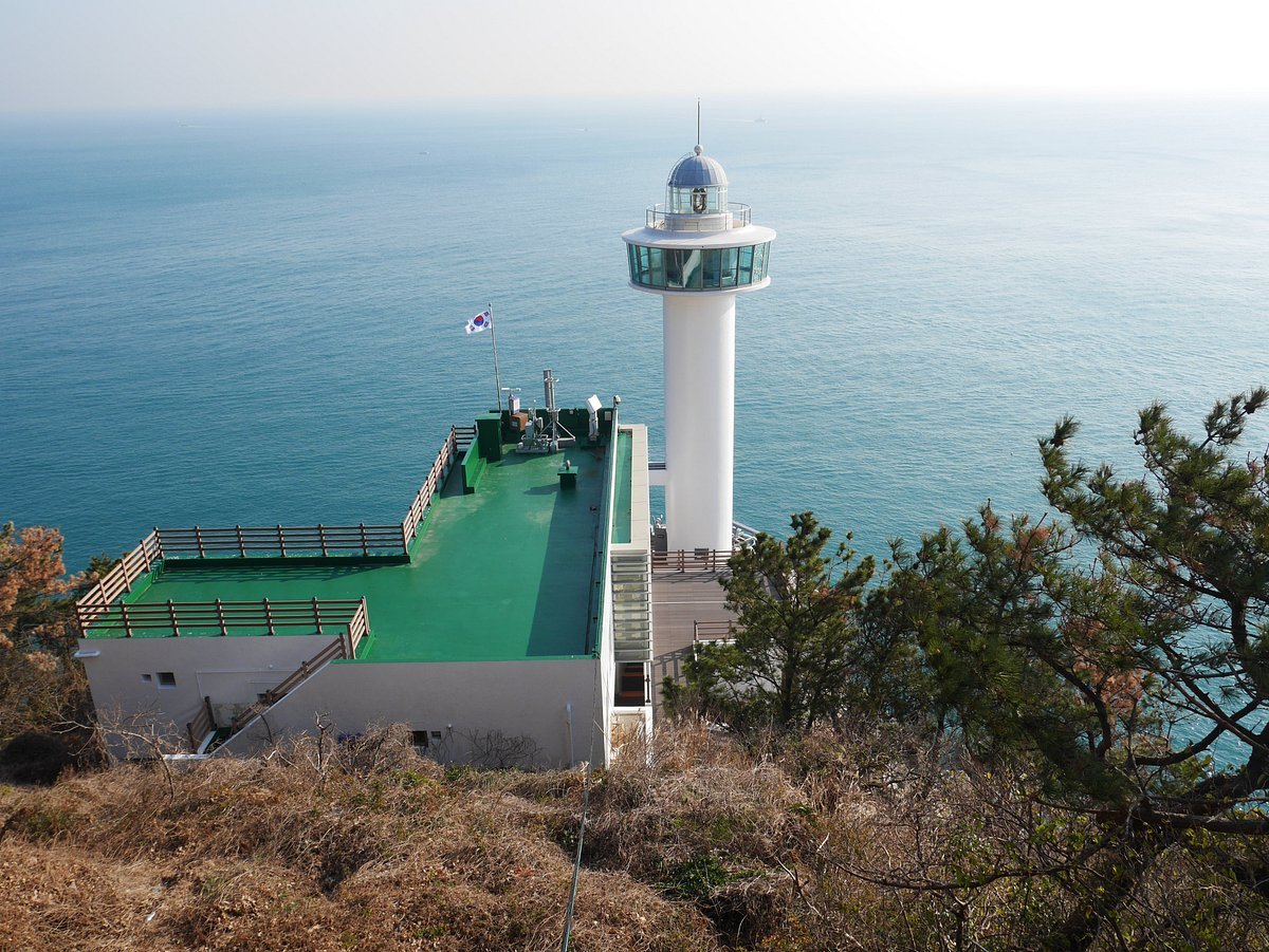 영도 등대 및 신선바위 주변 해안 절경 감상