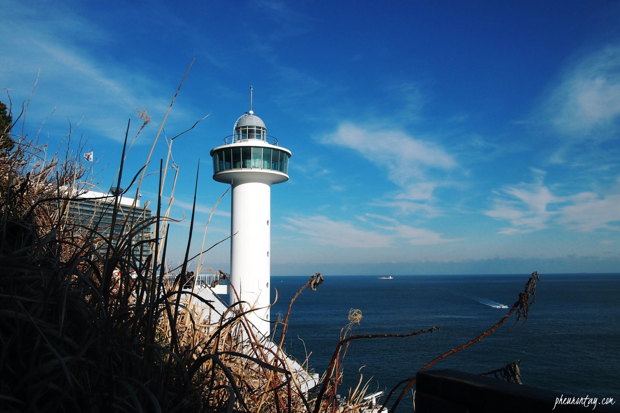 영도 등대와 주변 해안 절벽