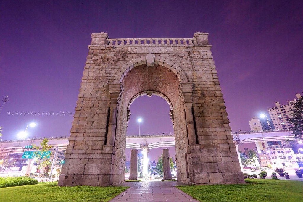 영은문 주초와 함께 담는 독립문